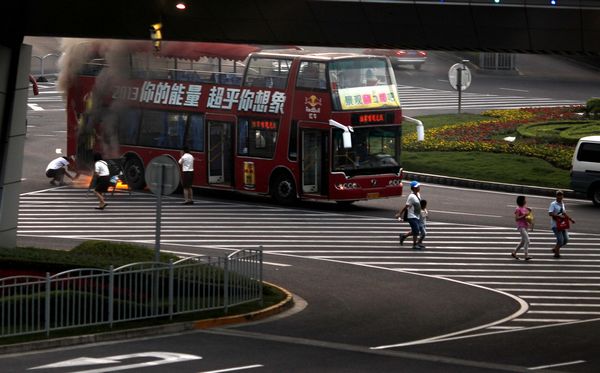 Double-decker bus caught fire in Shanghai