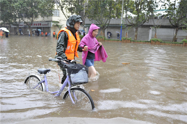 Rain triggers flooding in SW China city