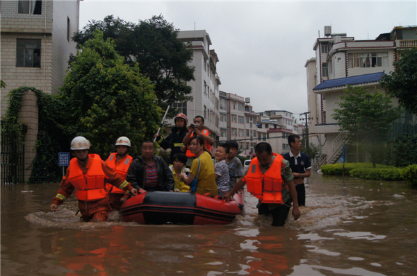 Rain triggers flooding in SW China city