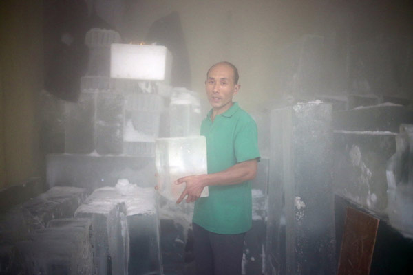 Feeling the heat: Beijing ice sculptor
