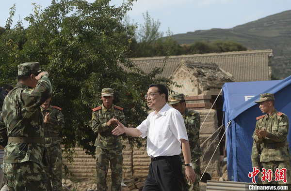 Premier Li visits NW China village after quake