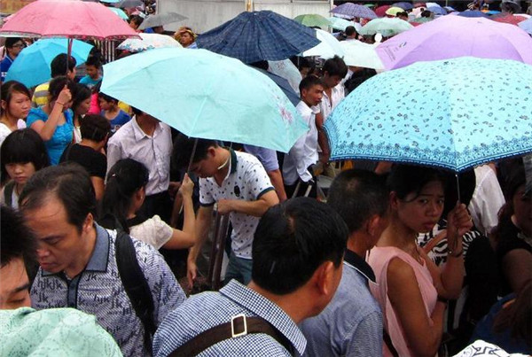 Guangzhou rail service suspended, 80,000 affected