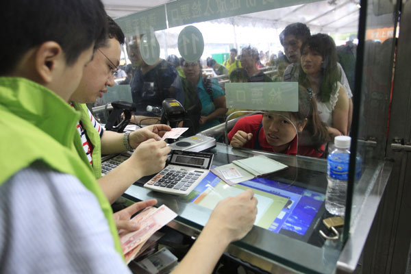 Guangzhou rail service suspended, 80,000 affected