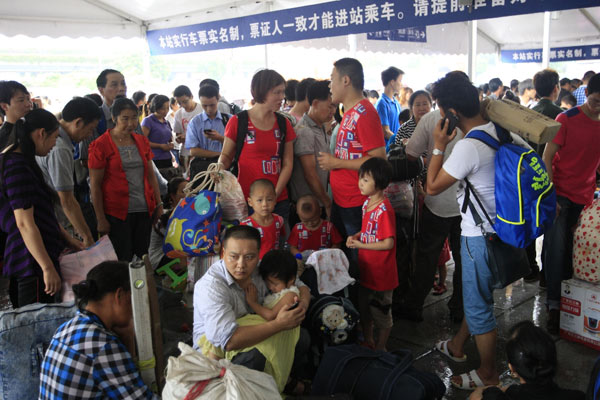 Guangzhou rail service suspended, 80,000 affected