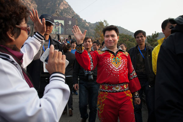 Tightrope walker conquers Great Wall