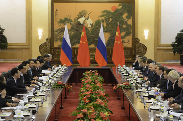 Li, Medvedev co-chair regular meeting