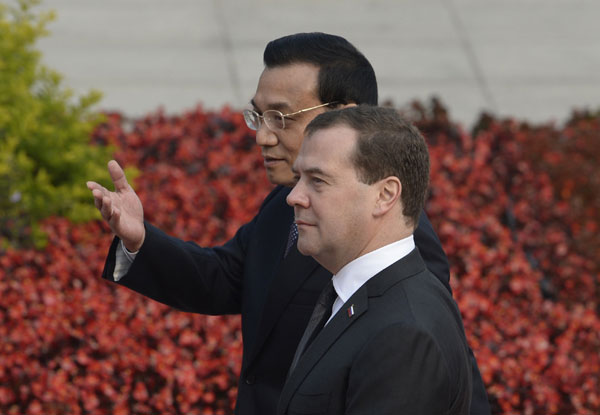 Li, Medvedev co-chair regular meeting