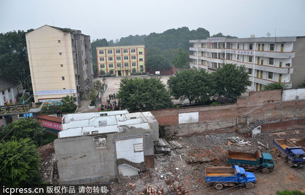 Wall collapse kills 3 students in Sichuan