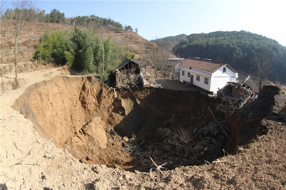 Sinkhole swallows up houses in SW China