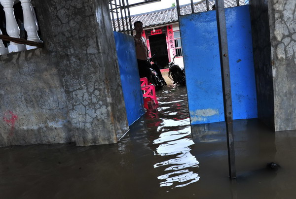 150,000 people evacuated in S China downpour