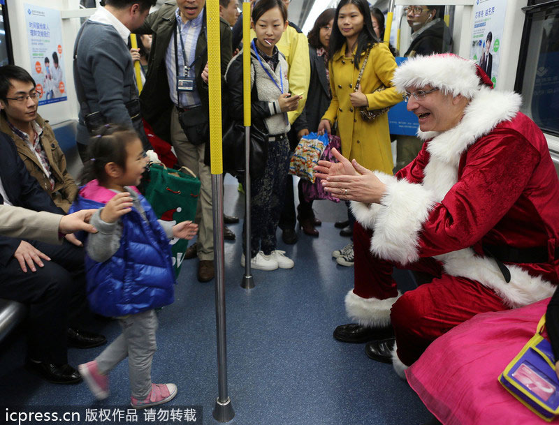 Santa brings holiday cheer to Shenzhen subway