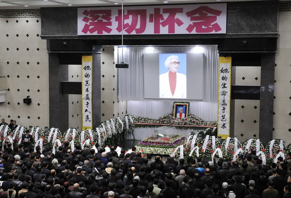 Thousands bid farewell to Cantonese opera legend