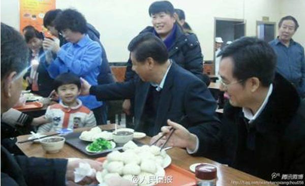 Xi shows common touch with visit to bun eatery