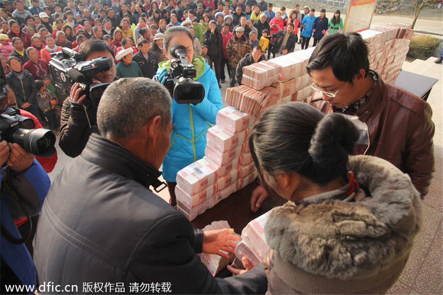 Villagers in SW China share the wealth