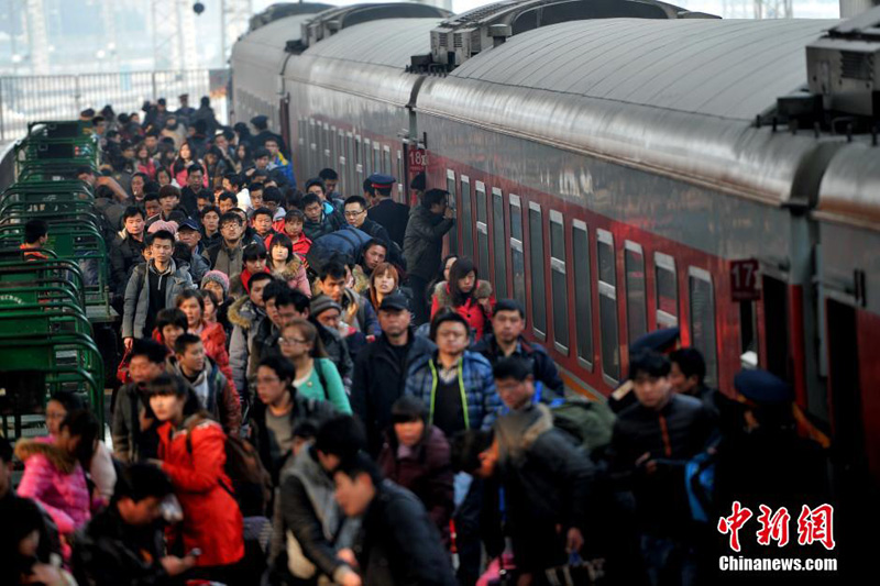 Passenger return peak surges after Lantern Festival