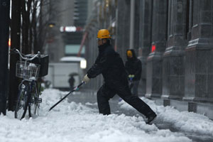 Heavy snow leads to closure of airport in SW China