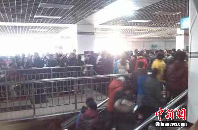 Signal problems strand commuters in Beijing