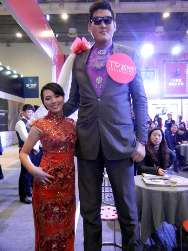 China's 2.38-meter man dwarfs crowd in Suzhou