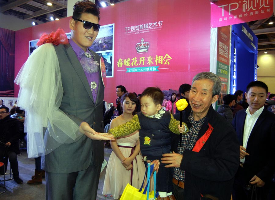 China's 2.38-meter man dwarfs crowd in Suzhou