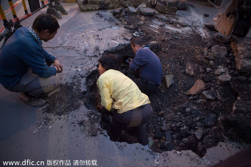 Recurring road cave-ins in S China