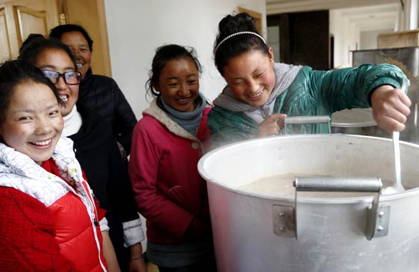 Lhasa orphans mark Tibetan New Year with noodle feast