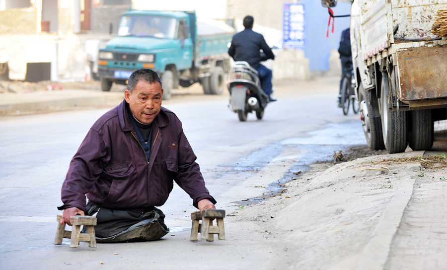 Man without legs uses hands to support family