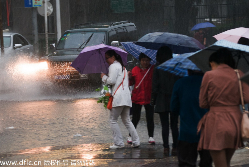 Rainstorm pounds S China