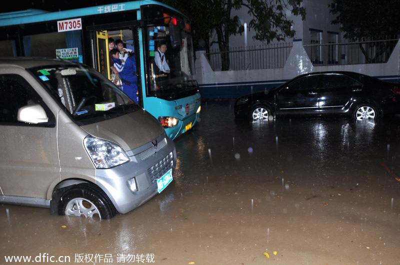 Rainstorm pounds S China