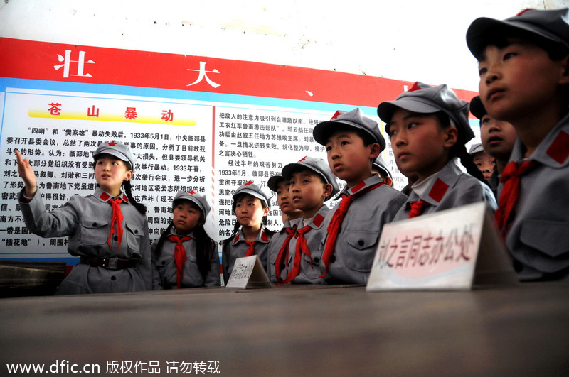 Students honor martyrs before Qingming Festival