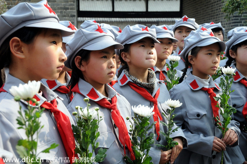 Students honor martyrs before Qingming Festival