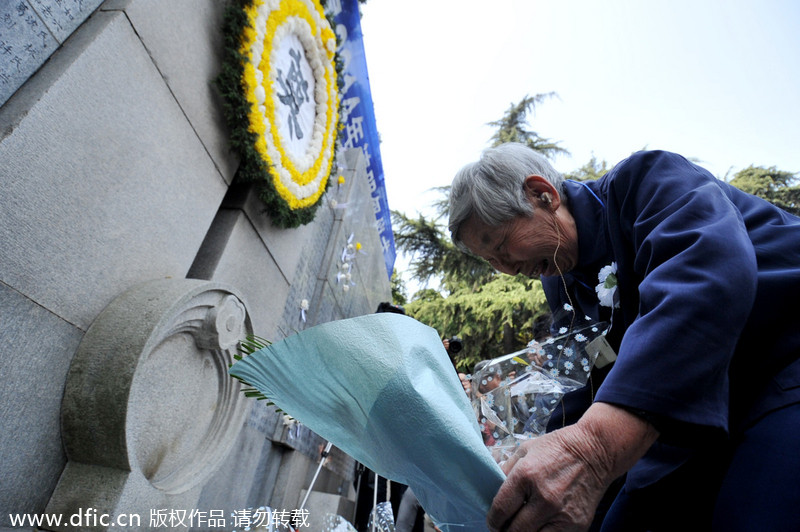 Citizens honor Nanjing Massacre victims