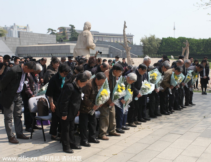 Citizens honor Nanjing Massacre victims