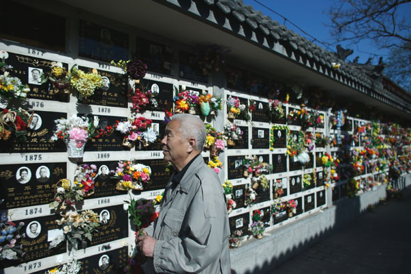 'Tree funerals' take root: memories for less money