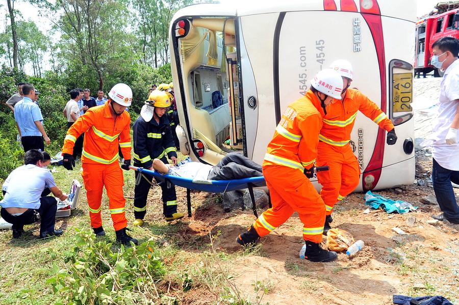 School bus accident in S. China leaves 8 dead