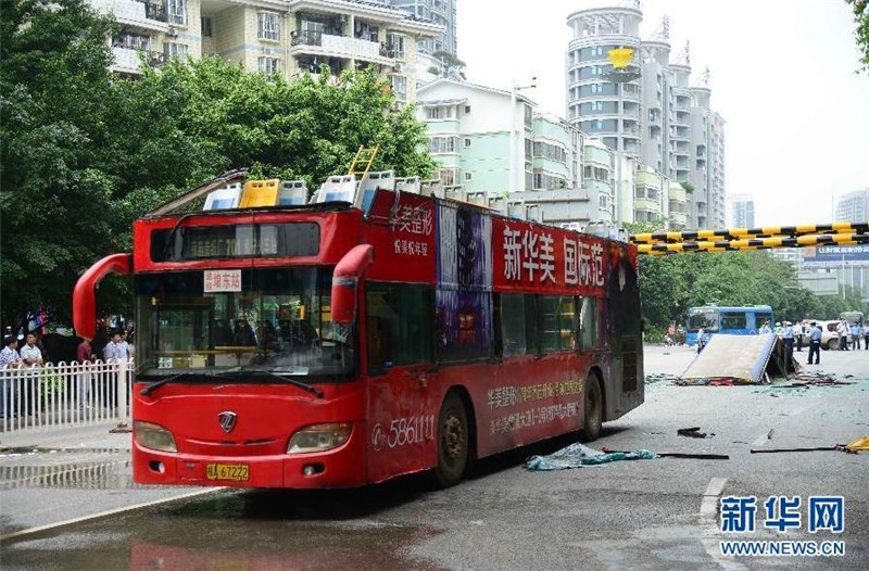 10 injured when bus loses roof[1]- Chinadaily.co