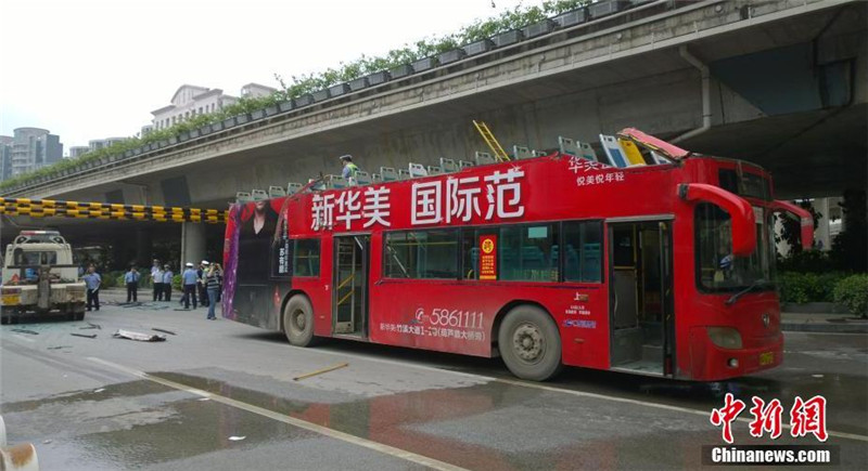 10 injured when bus loses roof