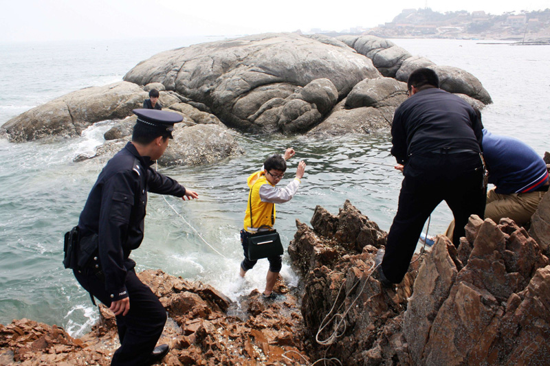 Students saved from sea in Shandong