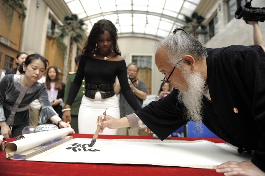 'Enjoy Reading, Enjoy Life' charity event launched in Beijing