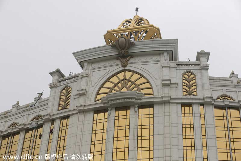 French 'spiderman' scales 33-story building in Macao