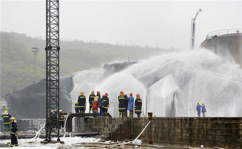 Three injured in NW China light crude tanks fire