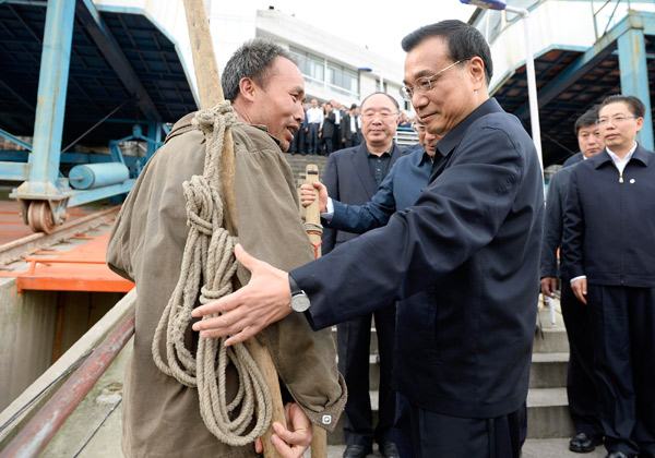 Li communicates with porters, workers in Chongqing