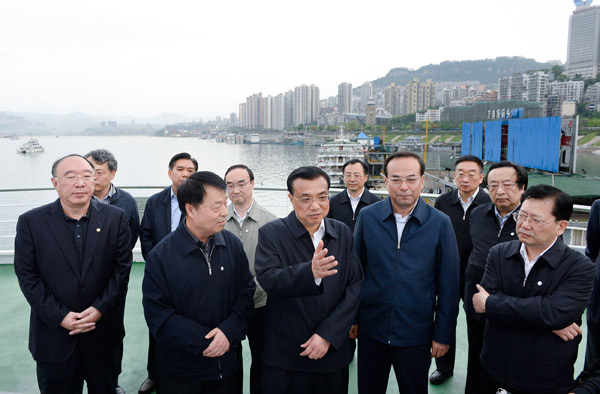 Li communicates with porters, workers in Chongqing