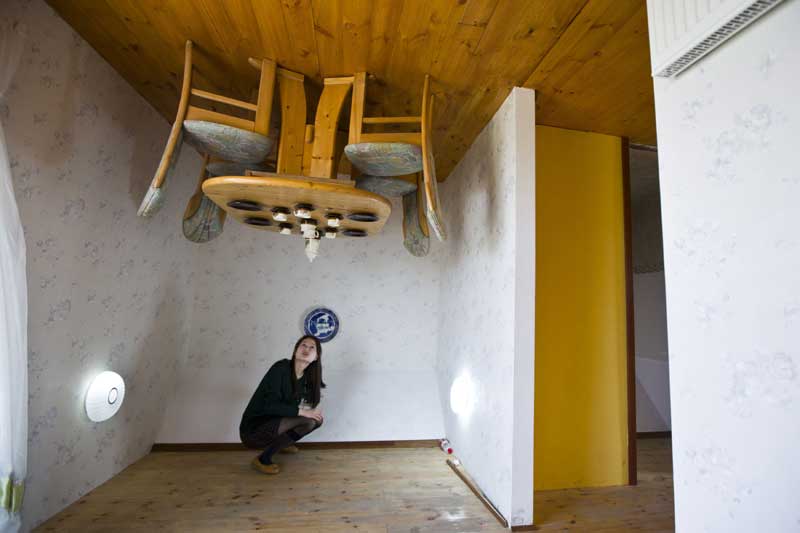 Upside-down house draws tourists in Shanghai