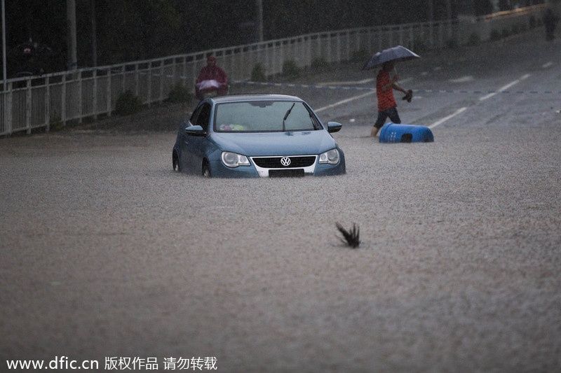 Heavy rain causes flood in South China city