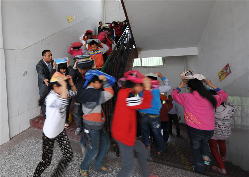 Shandong students dive into earthquake safety