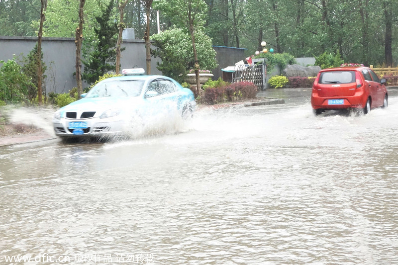 Seasonal rains swamp China