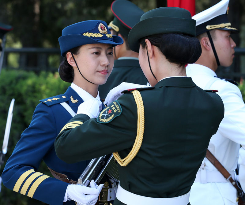 PLA Honor Guard debuts female members