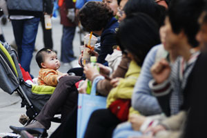 Mothers in E China promote breastfeeding