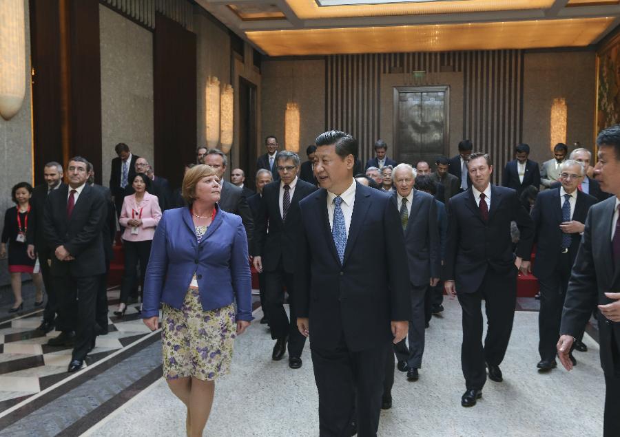 Xi takes note of advice by foreign experts