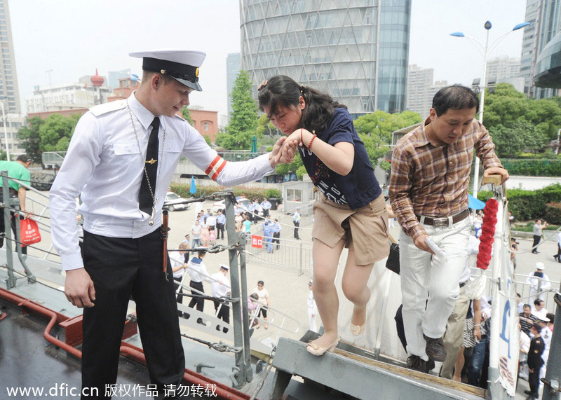 Shanghai crowds flock to China, Russia battleships